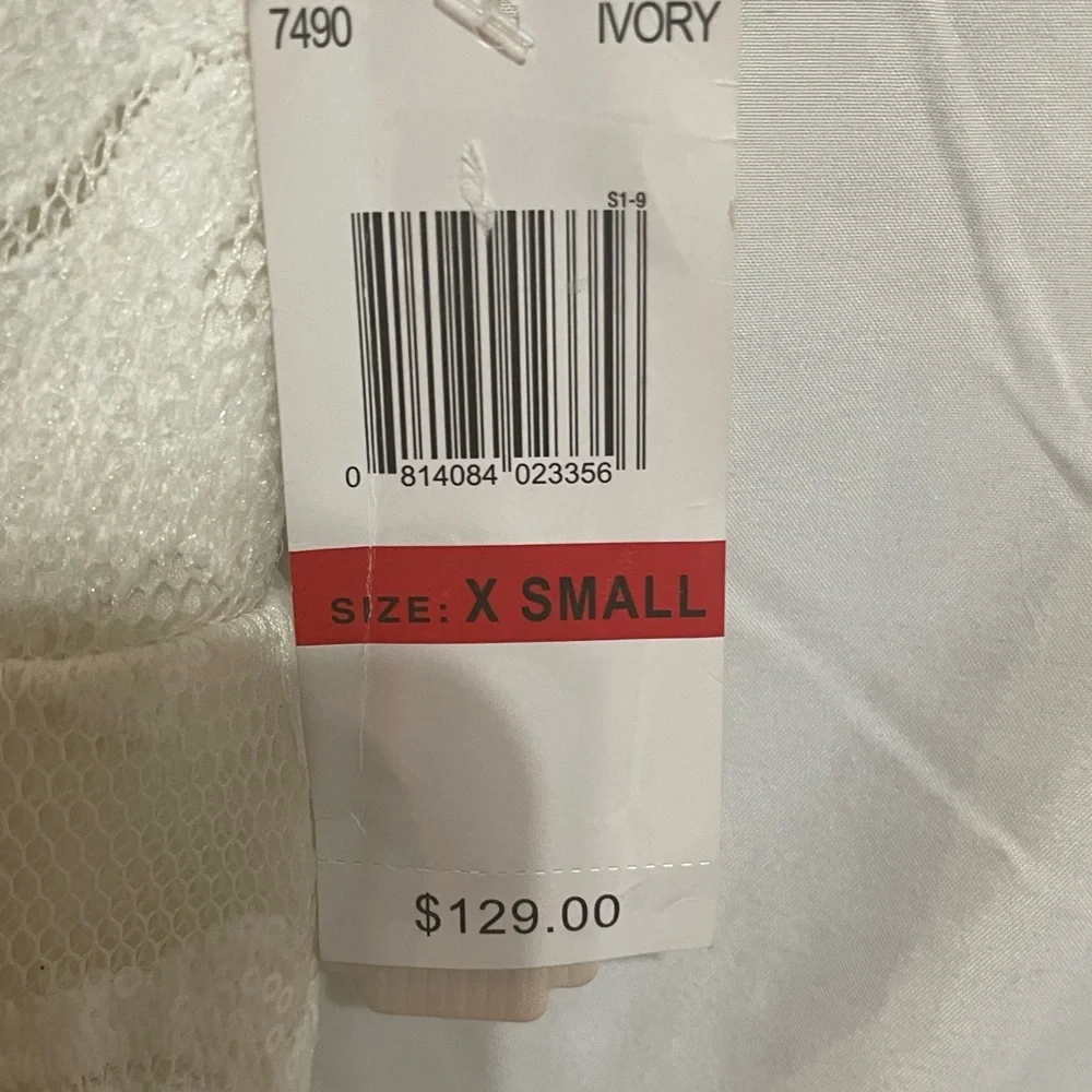 Beautiful white GB Dress size xs. Never wore with tags.‎